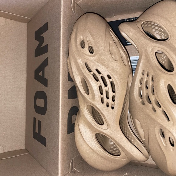 Yeezy Foam Runner “Clay Taupe” Brand New - Picture 3 of 3